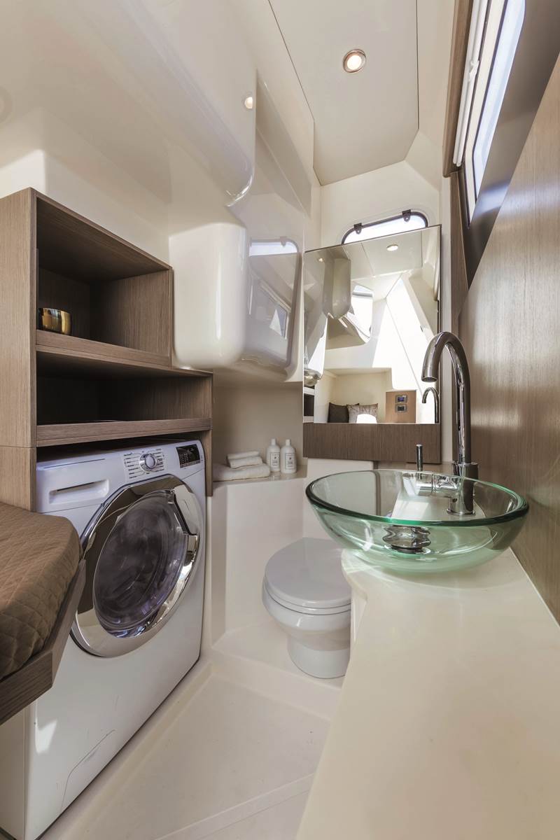 31-Absolute-Navetta48-Crew-Toilette.jpg